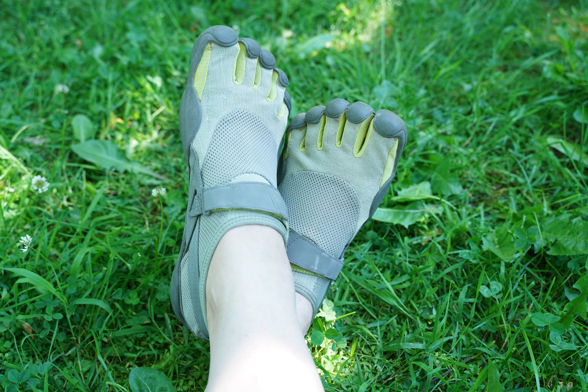 Vibram FiveFingers -paljasjalkakengät ruohikossa
